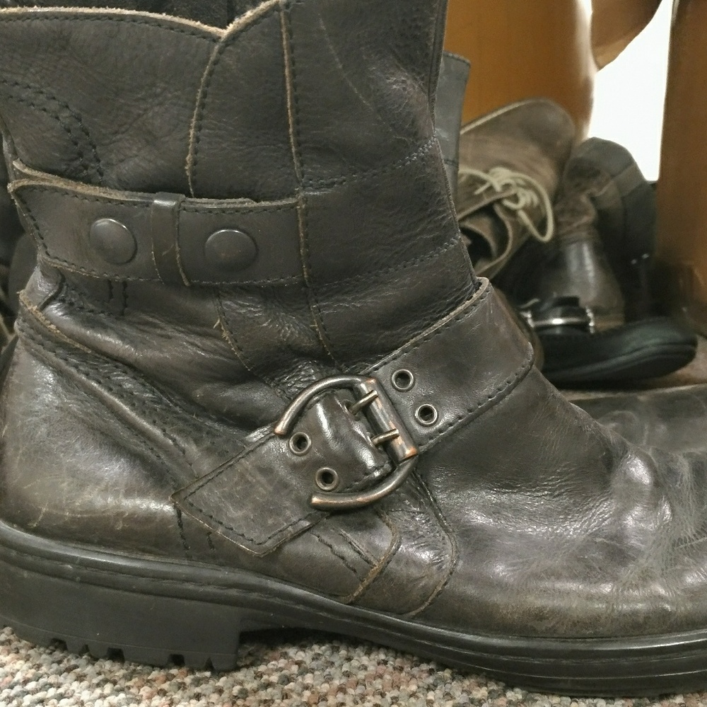 Johnston & Murphy black buckle boots